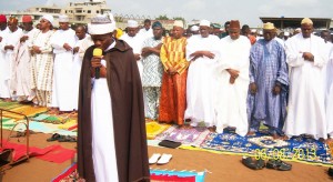 1- l'imam moutawakil Boukari dirigeant la grande prière...