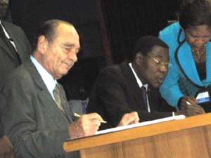 les Présidents Chirac et Yayi signant l'Appel de Cotonou
