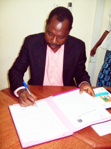 Innocent-Assogba-le-nouveau-Directeur-général-du-Bureau-béninois-du-droit-dauteur-Bubedra-signant-ici-les-documents-qui-linstallent-dans-ses-nouvelles-fonctions