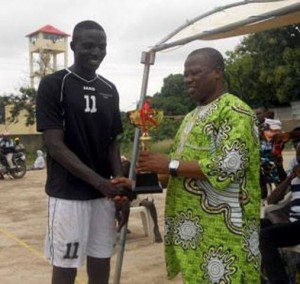 lein de joie, le DES Madjidou Amadou (à droite) soutient l’initiative de Ali Yaro, chargé de mission du ministre des sports, promoteur du tournoi 