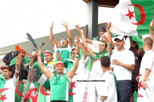Les supporters algériens en liesse au stade Charles De Gaulle de Porto Novo