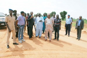Le duo Lambert Koty-Jonas Gbian sur  le chantier de construction de la route Bodjécali-Madécali-Illoua-Frontière Nigeria