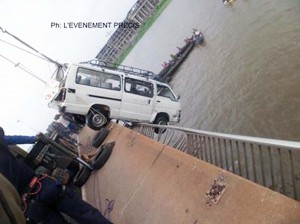 Les grues de la gendarmerie ont permis de remonter le mini-bus plongé