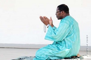 Le ministre des Affaires étrangères, Nassirou Bako Arifari en pleine prière 