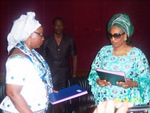 2- la ministre entrante,  l'honorable Françoise Assogba les reçoit des mains de la minsitre sortante , Onifadé Baba-Moussa