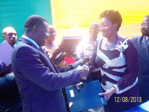 Fatima Amadou Djibril prenanr service des mains de Sabaï Katé