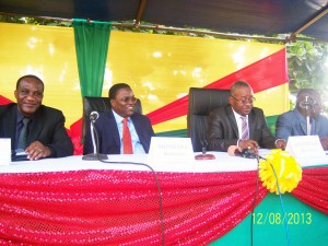 Le ministre entrant Aké Natondé et le ministre sortant Lambert Koty (au milieu)...