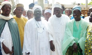 Photo de famille du ministre Abiola et l'Imam Ousmane