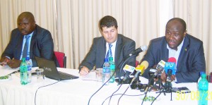 Christaian Lagnidé à droite et Me Fabrice Larvo au centre, au cours de la conférence de presse