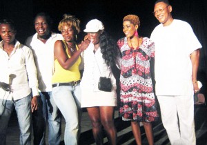 (2) Pascal Wanou (à l'extrême droite), le président de l'association RITM  ici en photo de famille avec les comédiennes à la fin du festival