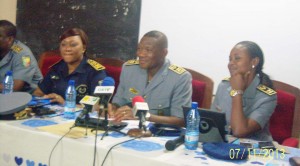 Le directeur général adjoint de la police nationale, Nazaire Hounnonkpè (au milieu des deux femmes commissaire) expliquant ...