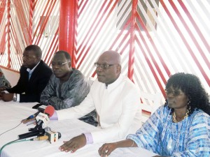 Le maire Hounsou-Guèdè ( deuxième position à partir de la gauche)  et autres leaders FCBE hier au présidium
