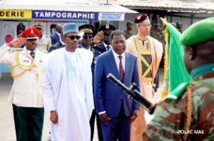 Le président Nigérian Buhari et Boni Yayi salue le drapeau national
