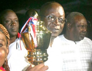 Le Président Bio Tchané remettant  la coupe