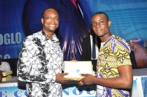 Le maire de Cotonou remettant une tablette à un lauréat