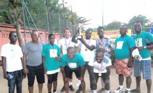 Les joueurs de Bénin Marina le trophée dans les mains de Fiacre Adda, capitaine de l’équipe