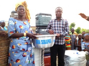 Le Dg Sonapra Jacob Ichola et bénéficiaires