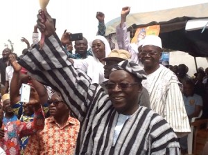 Bio Tchané levant le poing de la victoire parmi ses partisans de Parakou