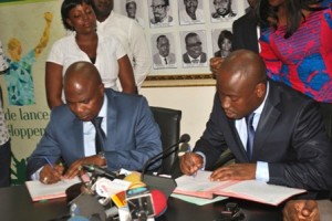 Les ministres Safiou Afoo et Oswald Homeky apposant leurs signature