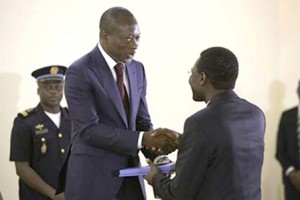 Joseph Djogbénou remet ici officiellement le rapport au Chef de l'Etat