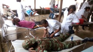 les-militaires-ici-couches-donnent-de-leur-sang-pour-sauver-des-vies-humaines