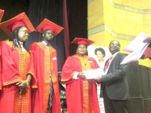 parrain, Emmanuel Zossou remettant les diplômes aux étudiants en licence et Master