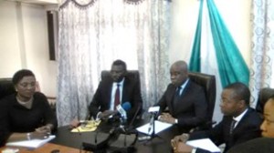 les-ministres-djogbenou-et-tonato-au-milieu-pendant-la-conference-de-presse