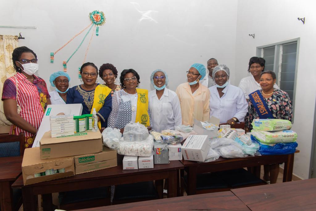 Les membres du SI Club Cotonou Amazone et les responsables du service de néonatologie après la remise du don